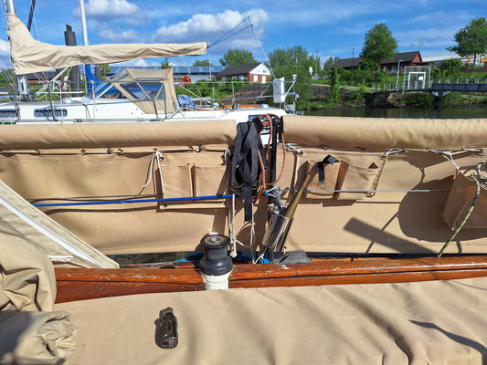 Segelboot Ylva, Deck mit Persenning und Holzdetails