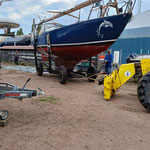 Segelboot Ylva auf dem Trailer, Transport zum Winterlager