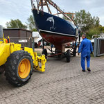 Segelboot Ylva wird mit gelbem Radlader bewegt